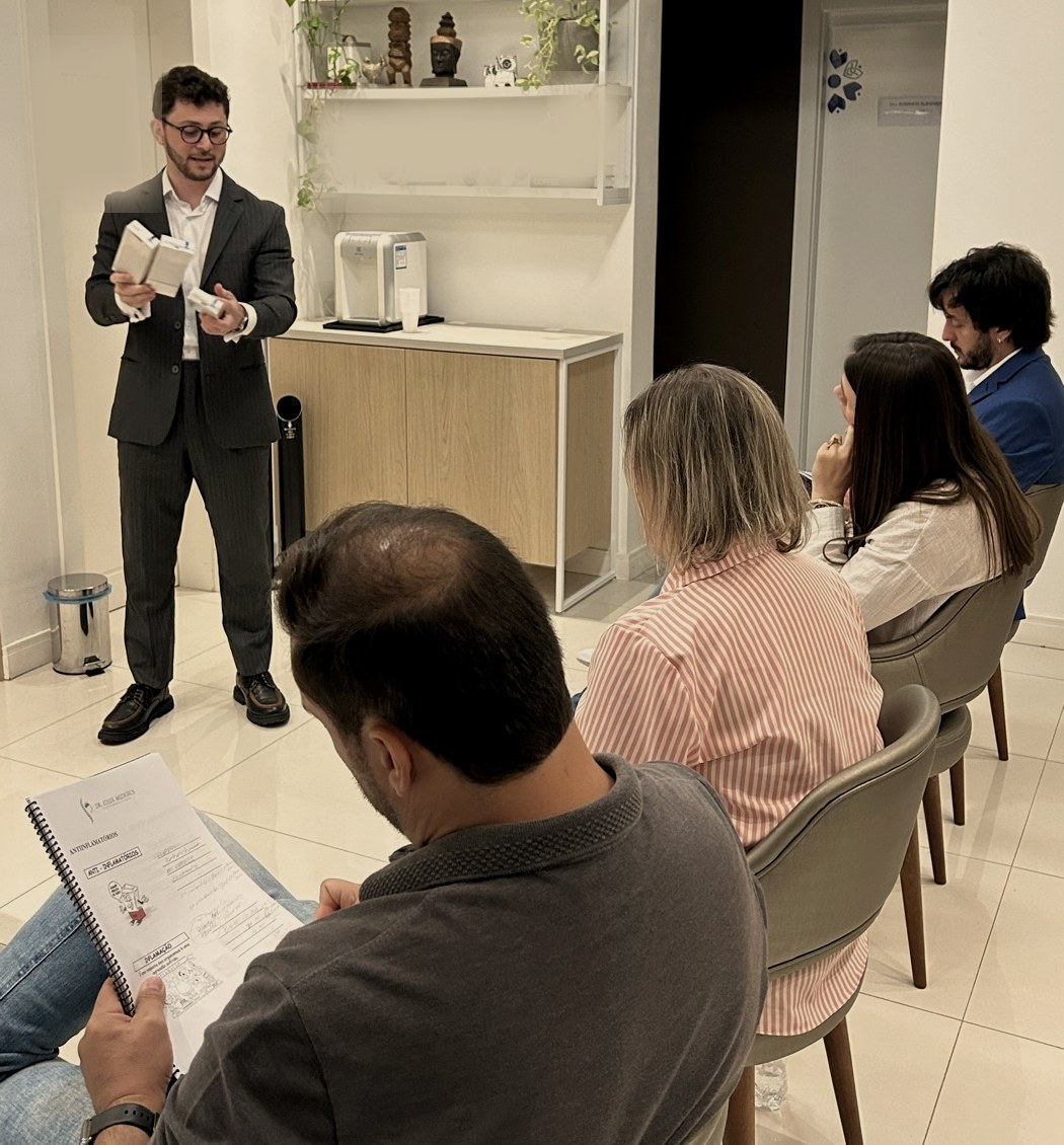 Dr. Edler Medeiros ensinando turma presencial